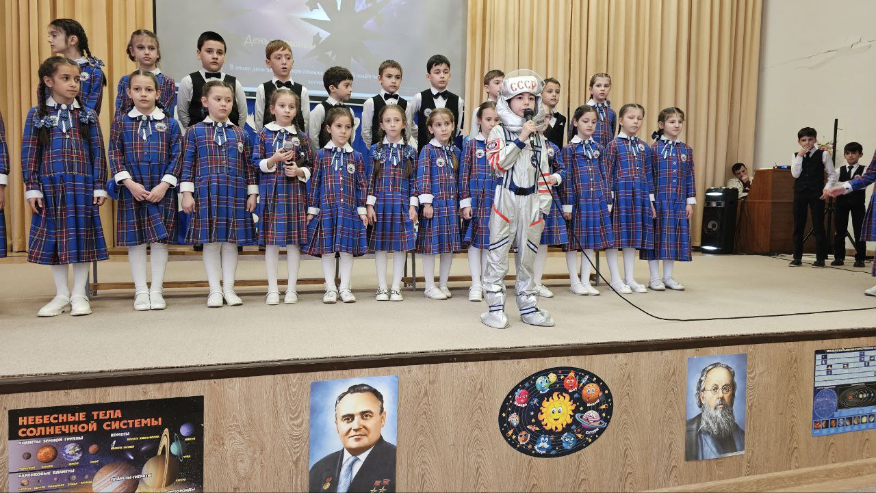  Праздничный концерт ко Дню космонавтики в нашей школе! .